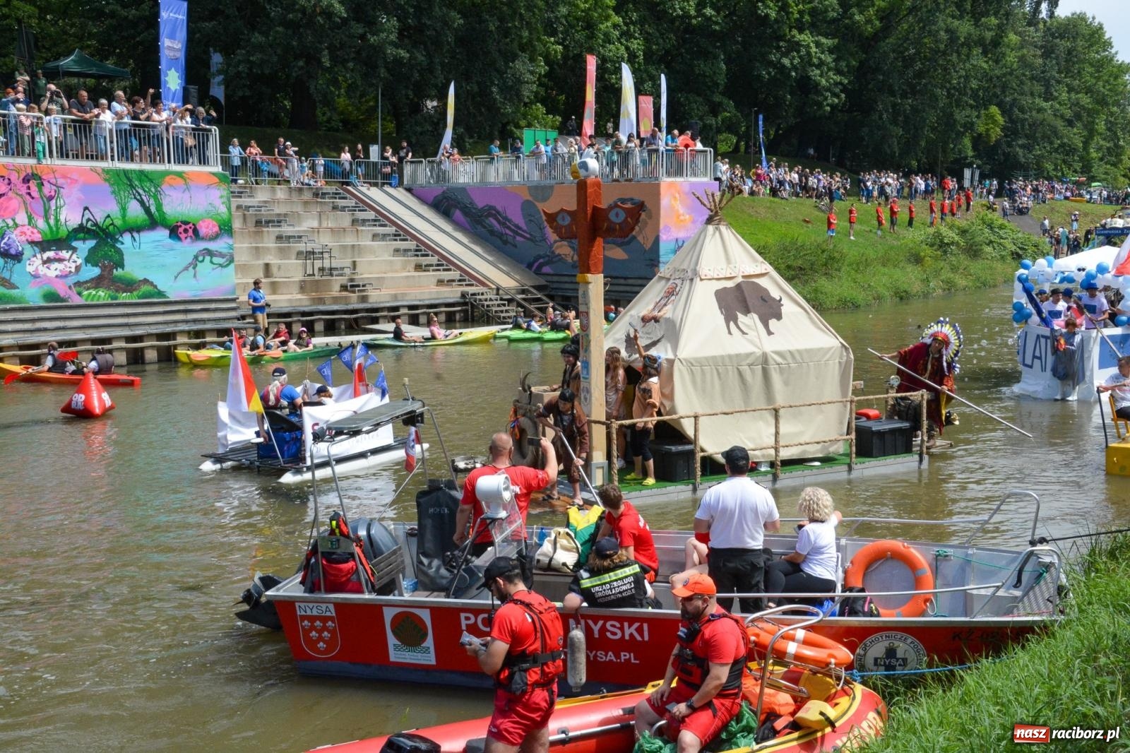 Zdjęcie w galerii na portalu naszraciborz.pl: Panny młode, Indianie i drużyna Shreka. 25. Pływadło w drodze do Koźla [FOTO i WIDEO] wiadomości z regionu