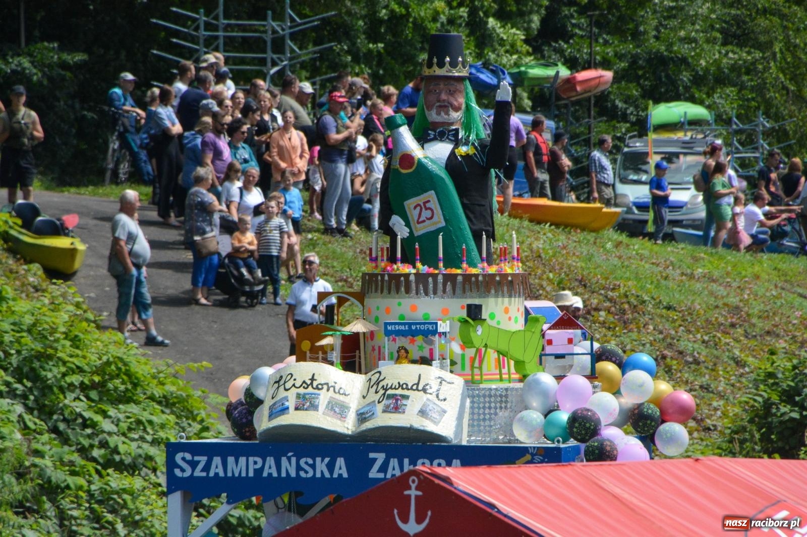 Zdjęcie w galerii na portalu naszraciborz.pl: Panny młode, Indianie i drużyna Shreka. 25. Pływadło w drodze do Koźla [FOTO i WIDEO] wiadomości z regionu
