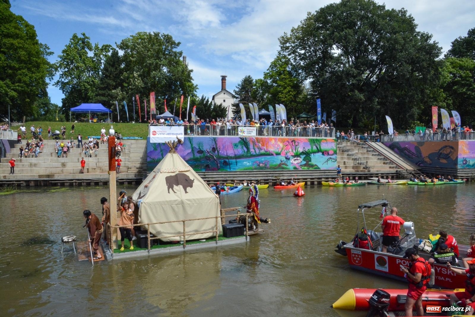 Zdjęcie w galerii na portalu naszraciborz.pl: Panny młode, Indianie i drużyna Shreka. 25. Pływadło w drodze do Koźla [FOTO i WIDEO] wiadomości z regionu