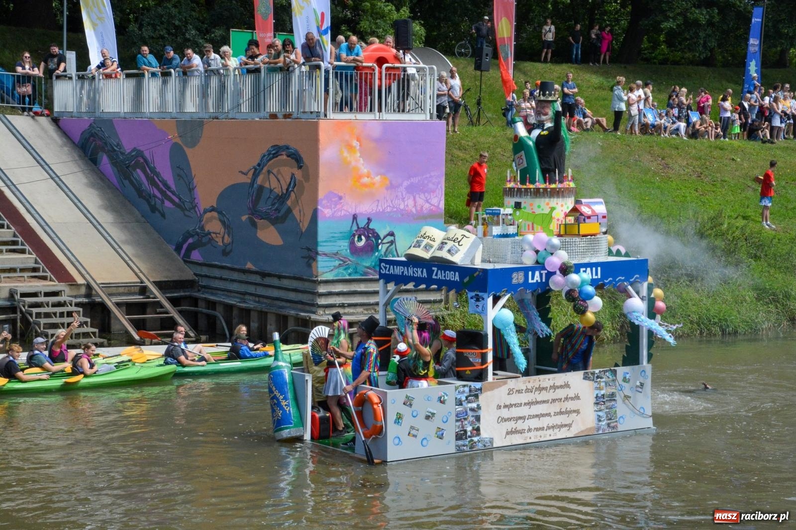 Zdjęcie w galerii na portalu naszraciborz.pl: Panny młode, Indianie i drużyna Shreka. 25. Pływadło w drodze do Koźla [FOTO i WIDEO] wiadomości z regionu