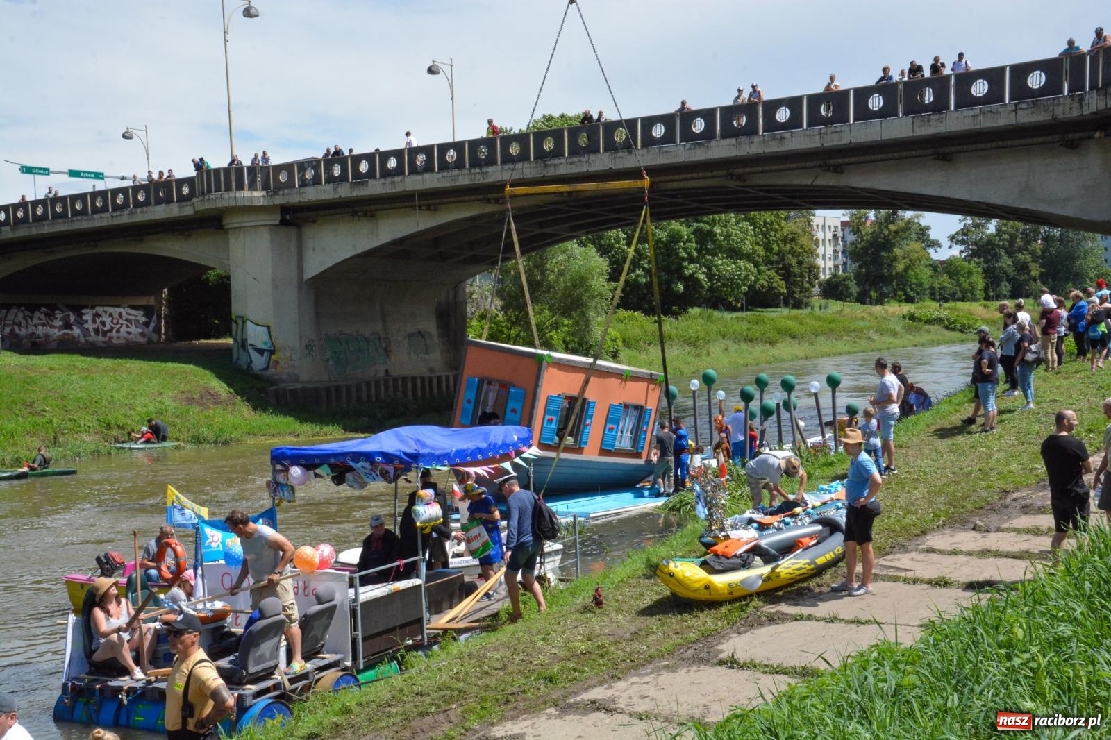 Zdjęcie w galerii na portalu naszraciborz.pl: Panny młode, Indianie i drużyna Shreka. 25. Pływadło w drodze do Koźla [FOTO i WIDEO] wiadomości z regionu