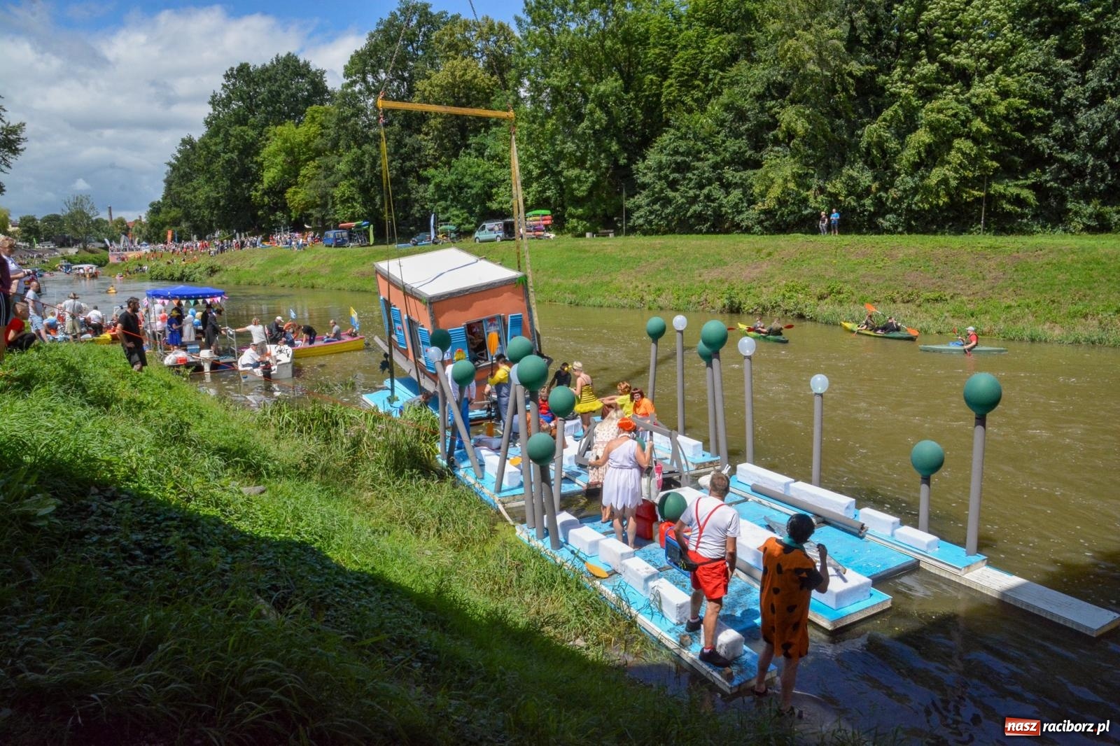 Zdjęcie w galerii na portalu naszraciborz.pl: Panny młode, Indianie i drużyna Shreka. 25. Pływadło w drodze do Koźla [FOTO i WIDEO] wiadomości z regionu
