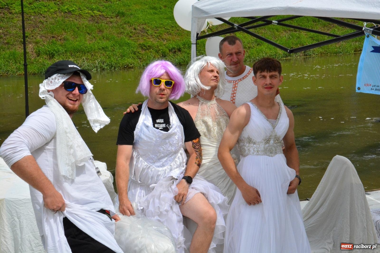 Zdjęcie w galerii na portalu naszraciborz.pl: Panny młode, Indianie i drużyna Shreka. 25. Pływadło w drodze do Koźla [FOTO i WIDEO] wiadomości z regionu