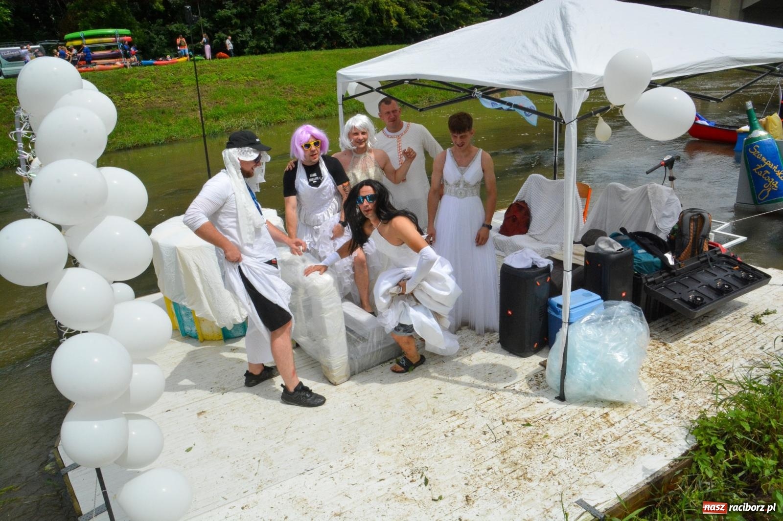 Zdjęcie w galerii na portalu naszraciborz.pl: Panny młode, Indianie i drużyna Shreka. 25. Pływadło w drodze do Koźla [FOTO i WIDEO] wiadomości z regionu