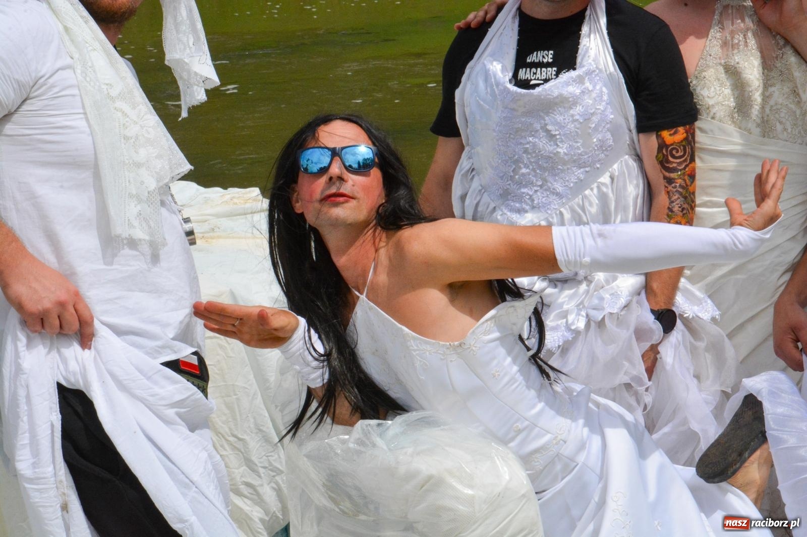 Zdjęcie w galerii na portalu naszraciborz.pl: Panny młode, Indianie i drużyna Shreka. 25. Pływadło w drodze do Koźla [FOTO i WIDEO] wiadomości z regionu