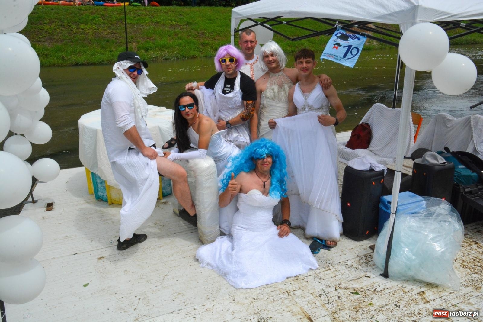 Zdjęcie w galerii na portalu naszraciborz.pl: Panny młode, Indianie i drużyna Shreka. 25. Pływadło w drodze do Koźla [FOTO i WIDEO] wiadomości z regionu