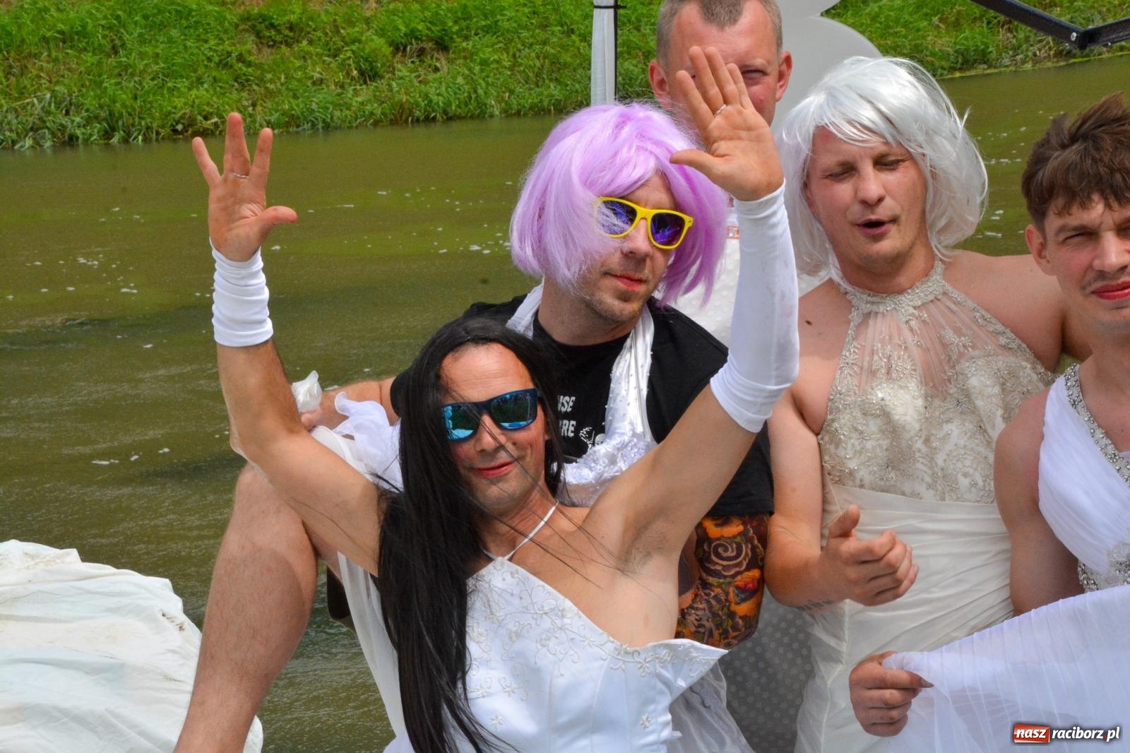 Zdjęcie w galerii na portalu naszraciborz.pl: Panny młode, Indianie i drużyna Shreka. 25. Pływadło w drodze do Koźla [FOTO i WIDEO] wiadomości z regionu