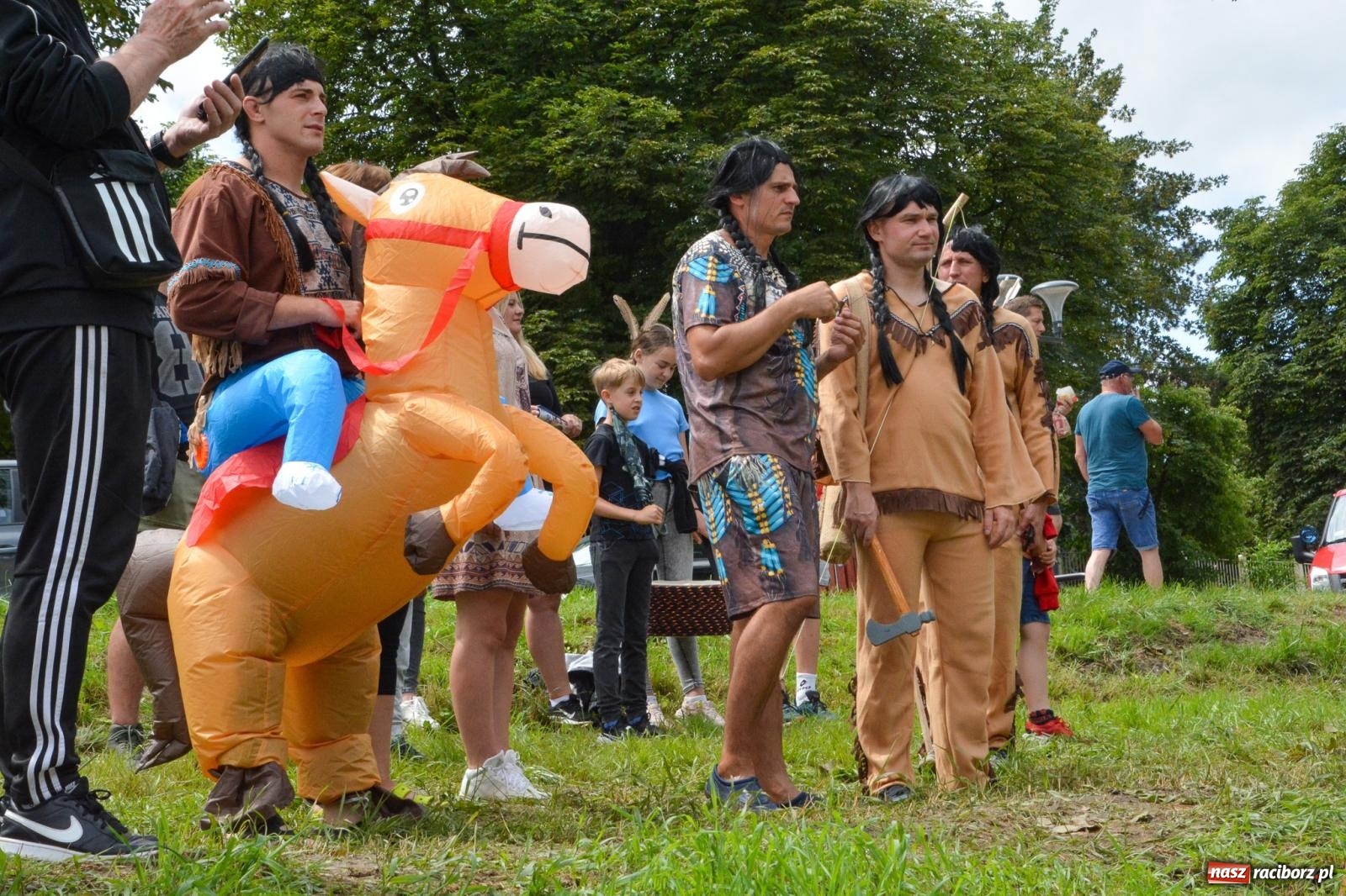 Zdjęcie w galerii na portalu naszraciborz.pl: Panny młode, Indianie i drużyna Shreka. 25. Pływadło w drodze do Koźla [FOTO i WIDEO] wiadomości z regionu
