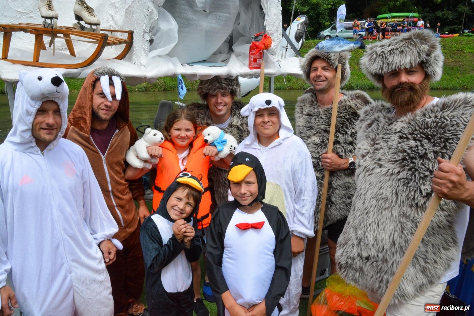 Zdjęcie w galerii na portalu naszraciborz.pl: Panny młode, Indianie i drużyna Shreka. 25. Pływadło w drodze do Koźla [FOTO i WIDEO] wiadomości z regionu