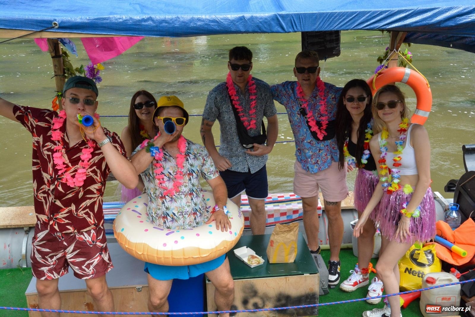 Zdjęcie w galerii na portalu naszraciborz.pl: Panny młode, Indianie i drużyna Shreka. 25. Pływadło w drodze do Koźla [FOTO i WIDEO] wiadomości z regionu