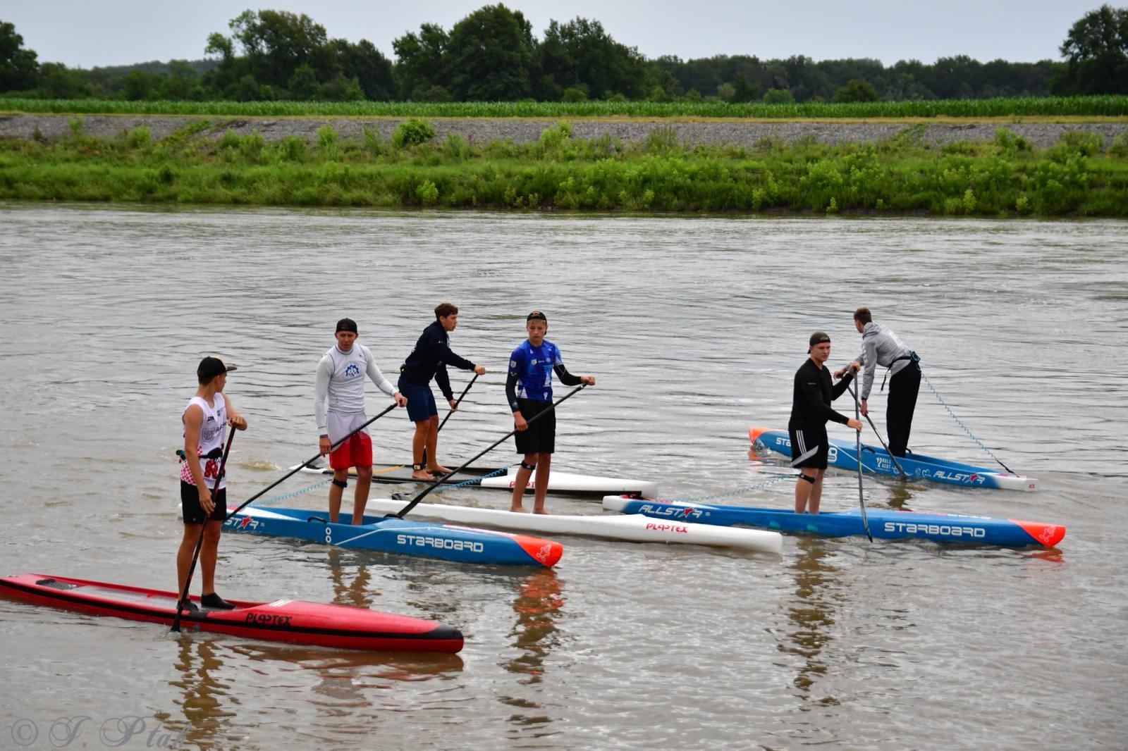 Zdjęcie w galerii na portalu naszraciborz.pl: Odra SUP Cup. Wyścig na najdłuższym dystansie wystartował spod zapory wiadomości z regionu