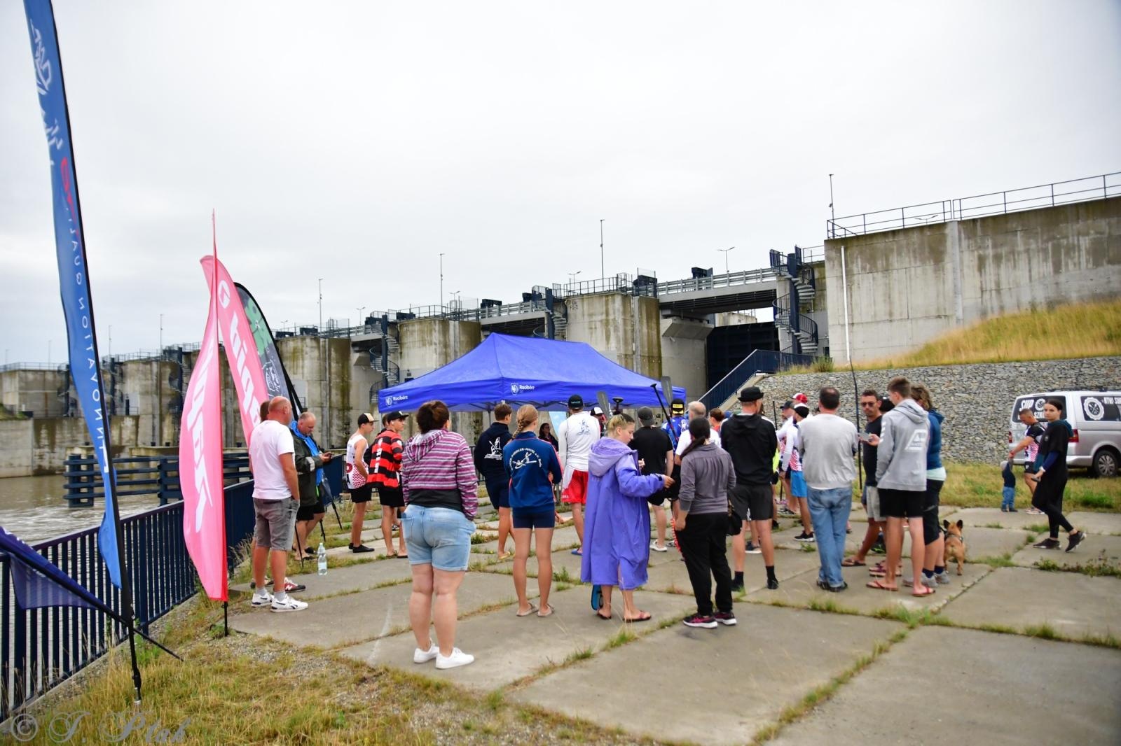 Zdjęcie w galerii na portalu naszraciborz.pl: Odra SUP Cup. Wyścig na najdłuższym dystansie wystartował spod zapory wiadomości z regionu