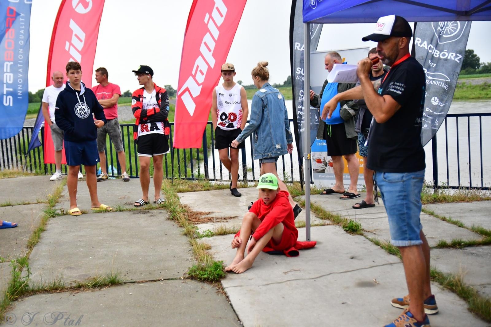 Zdjęcie w galerii na portalu naszraciborz.pl: Odra SUP Cup. Wyścig na najdłuższym dystansie wystartował spod zapory wiadomości z regionu