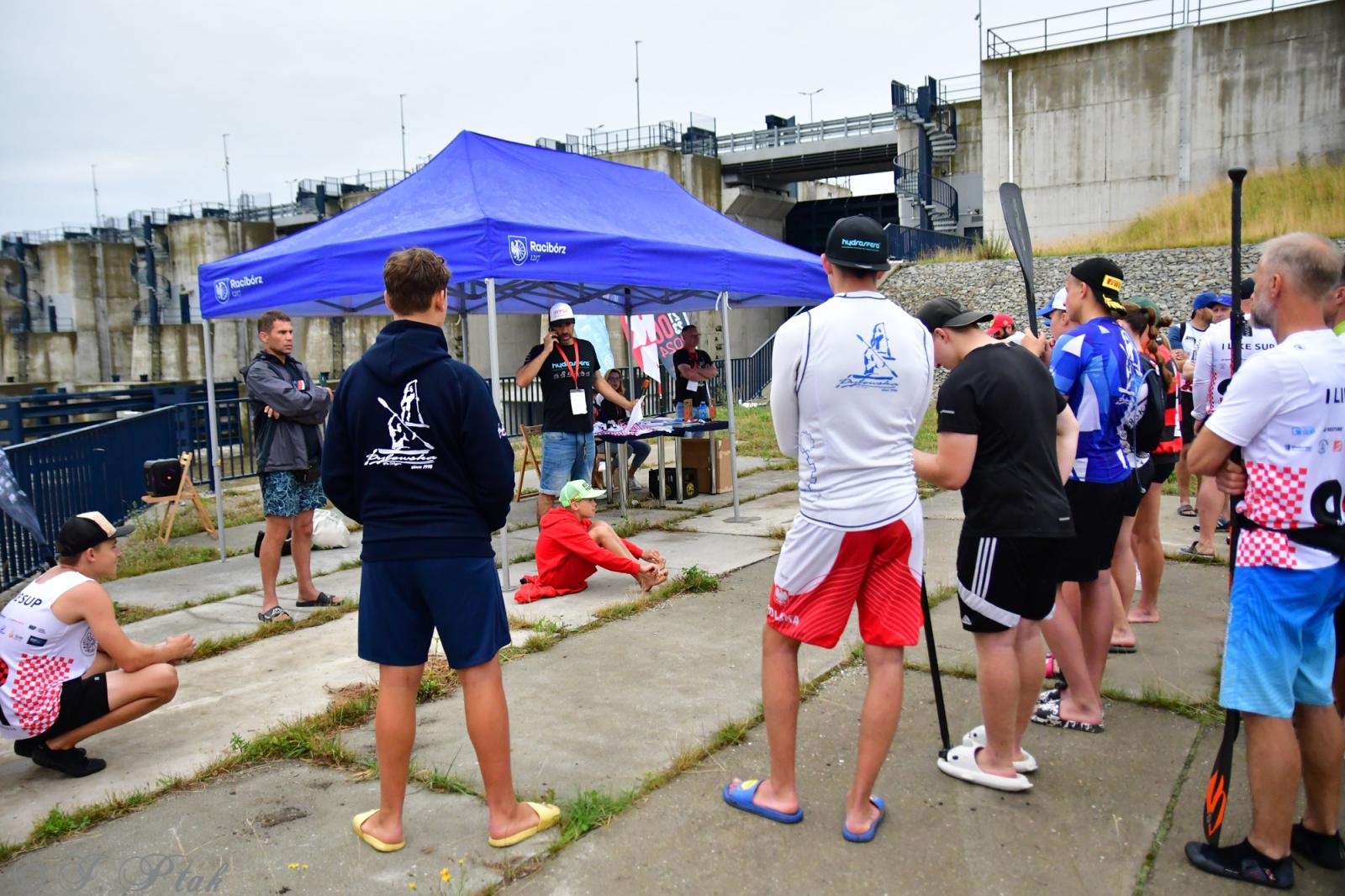 Zdjęcie w galerii na portalu naszraciborz.pl: Odra SUP Cup. Wyścig na najdłuższym dystansie wystartował spod zapory wiadomości z regionu