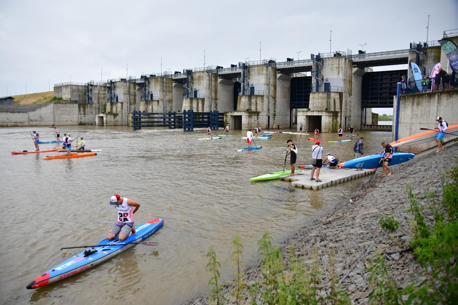 Zdjęcie w galerii na portalu naszraciborz.pl: Odra SUP Cup. Wyścig na najdłuższym dystansie wystartował spod zapory wiadomości z regionu