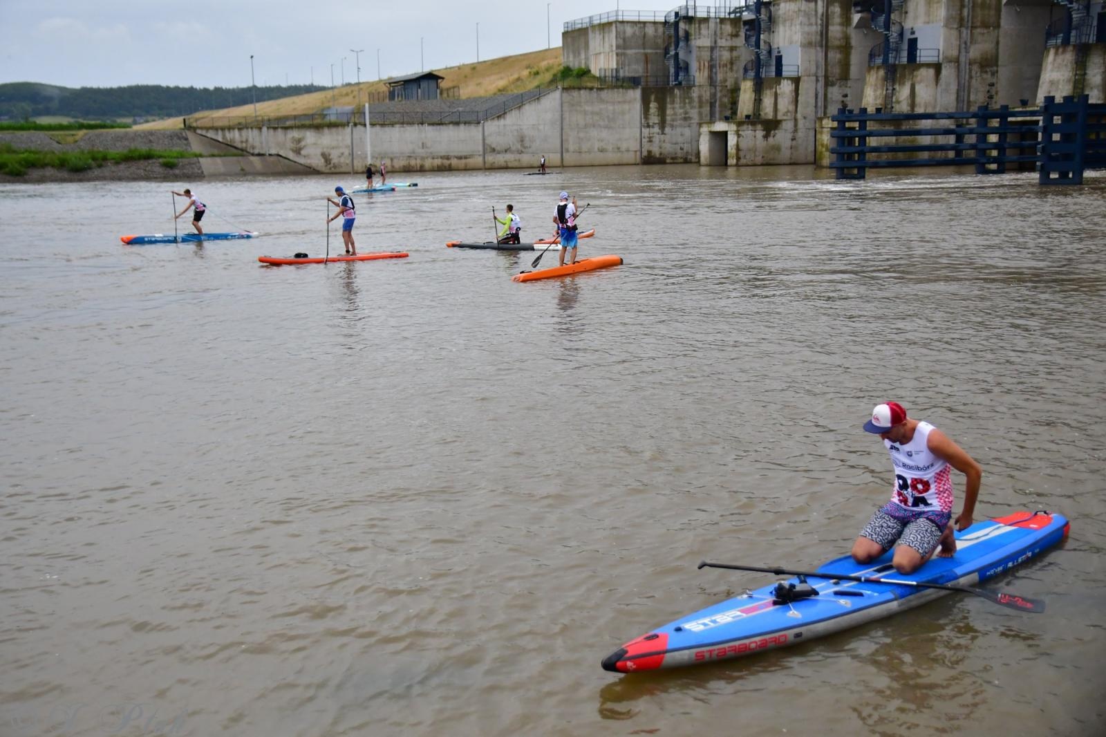 Zdjęcie w galerii na portalu naszraciborz.pl: Odra SUP Cup. Wyścig na najdłuższym dystansie wystartował spod zapory wiadomości z regionu