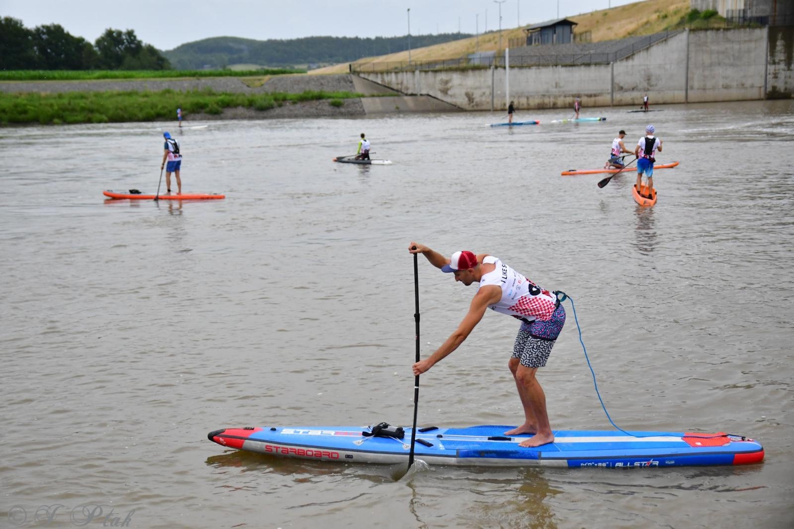 Zdjęcie w galerii na portalu naszraciborz.pl: Odra SUP Cup. Wyścig na najdłuższym dystansie wystartował spod zapory wiadomości z regionu
