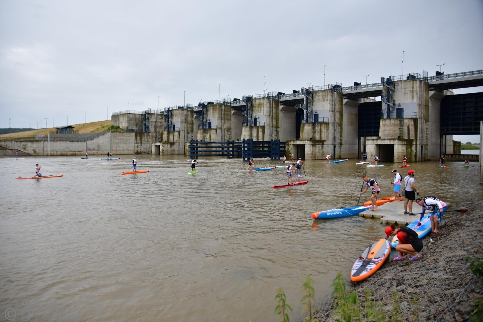 Zdjęcie w galerii na portalu naszraciborz.pl: Odra SUP Cup. Wyścig na najdłuższym dystansie wystartował spod zapory wiadomości z regionu