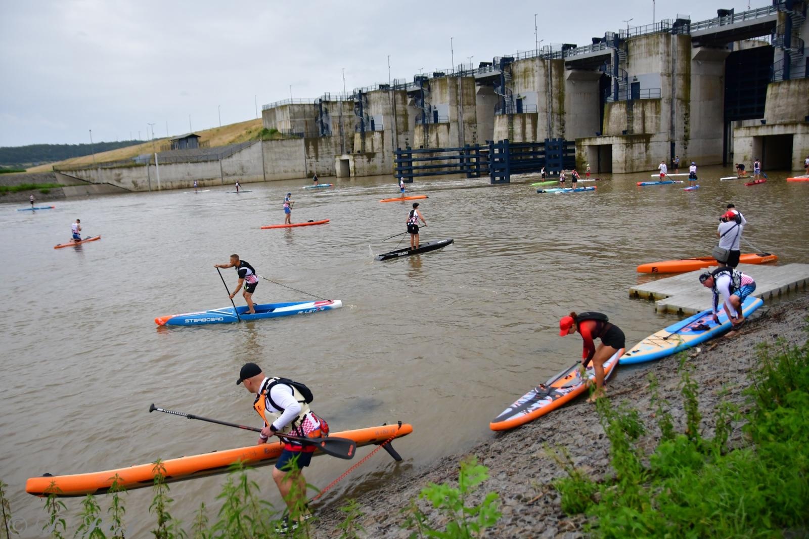 Zdjęcie w galerii na portalu naszraciborz.pl: Odra SUP Cup. Wyścig na najdłuższym dystansie wystartował spod zapory wiadomości z regionu