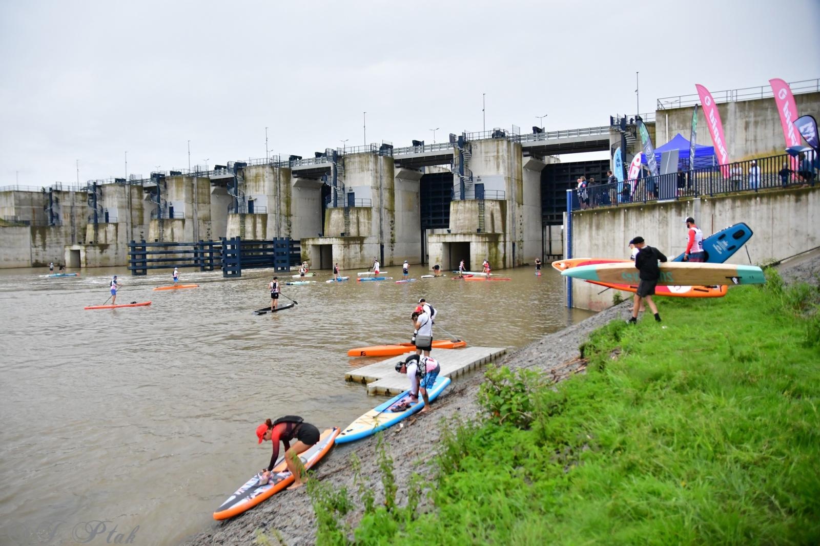 Zdjęcie w galerii na portalu naszraciborz.pl: Odra SUP Cup. Wyścig na najdłuższym dystansie wystartował spod zapory wiadomości z regionu