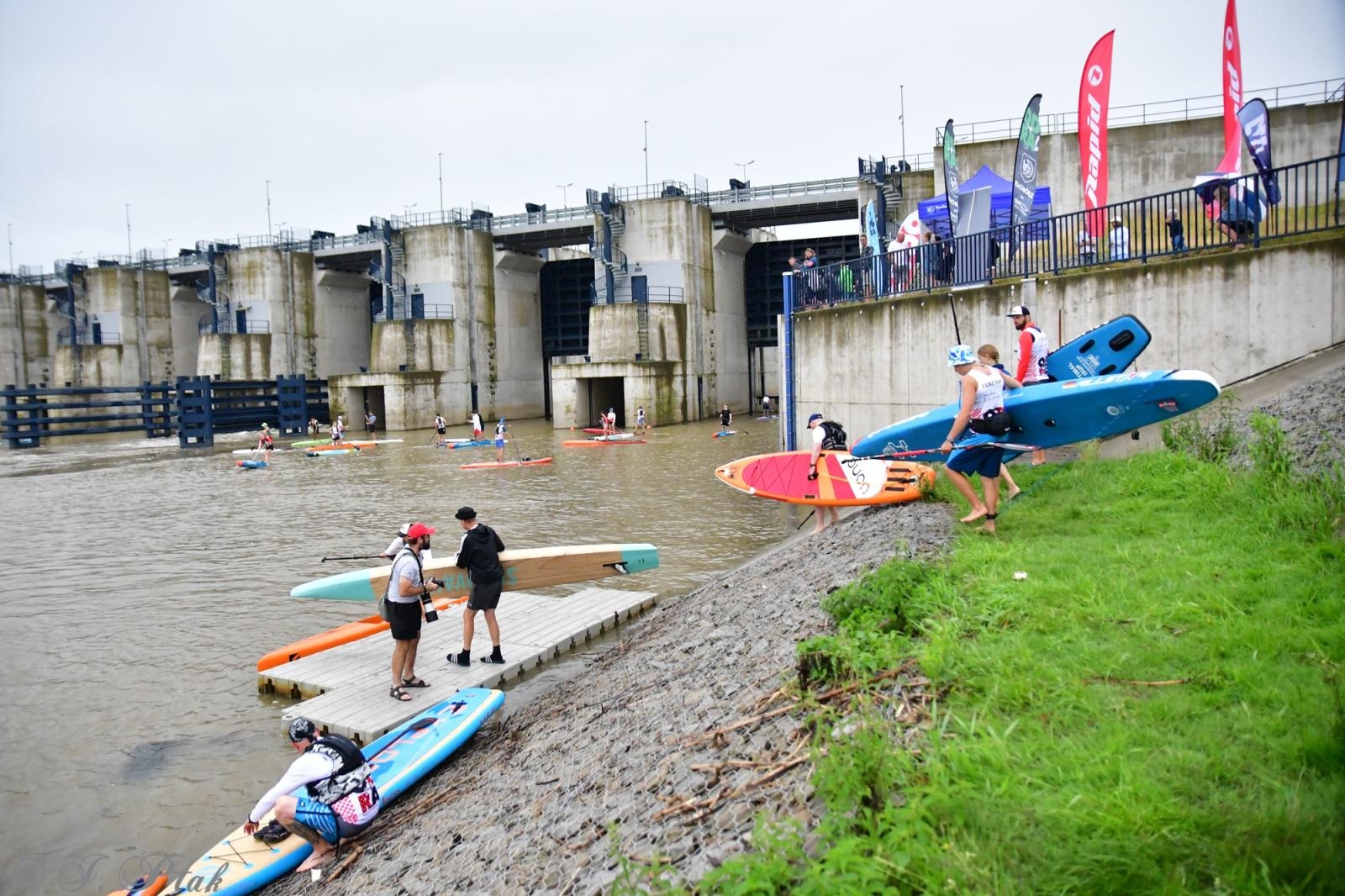 Zdjęcie w galerii na portalu naszraciborz.pl: Odra SUP Cup. Wyścig na najdłuższym dystansie wystartował spod zapory wiadomości z regionu