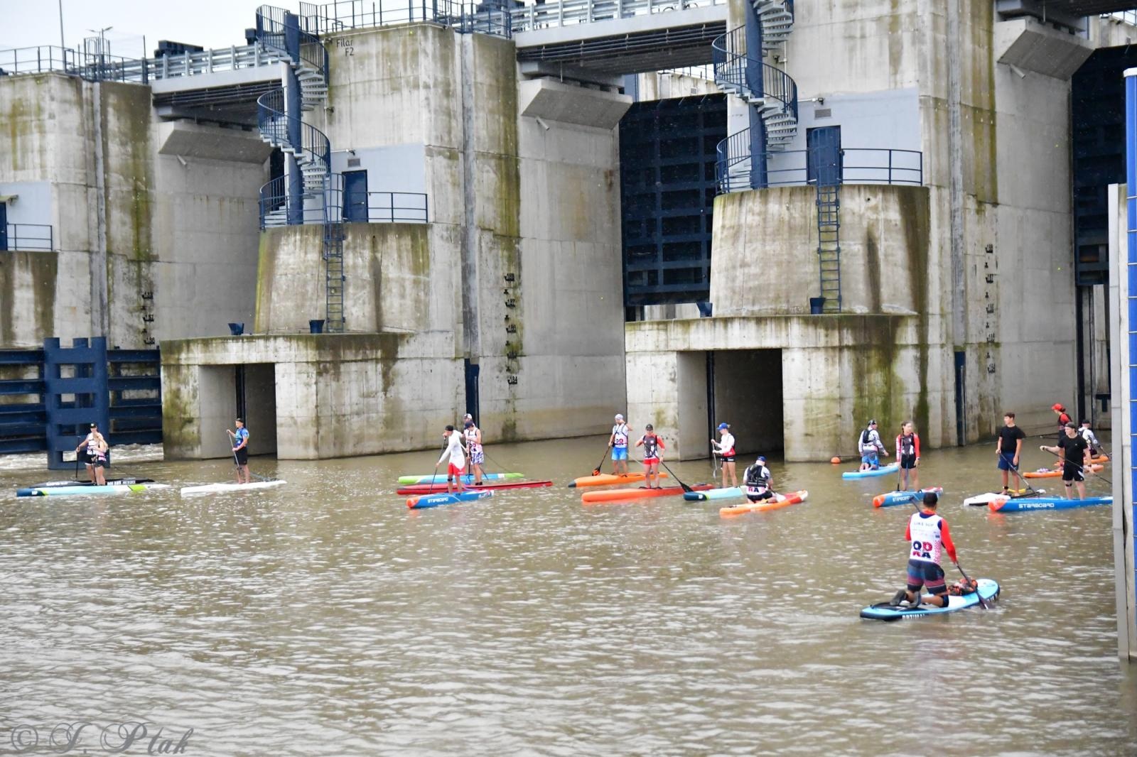 Zdjęcie w galerii na portalu naszraciborz.pl: Odra SUP Cup. Wyścig na najdłuższym dystansie wystartował spod zapory wiadomości z regionu