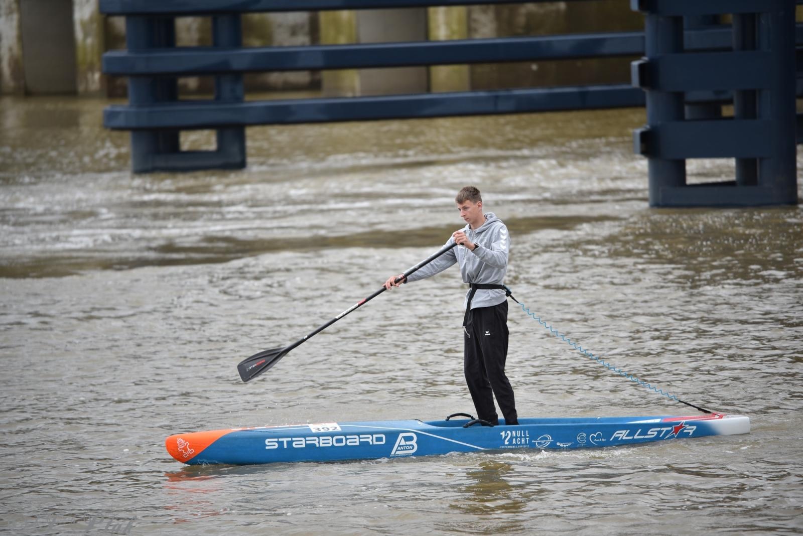 Zdjęcie w galerii na portalu naszraciborz.pl: Odra SUP Cup. Wyścig na najdłuższym dystansie wystartował spod zapory wiadomości z regionu