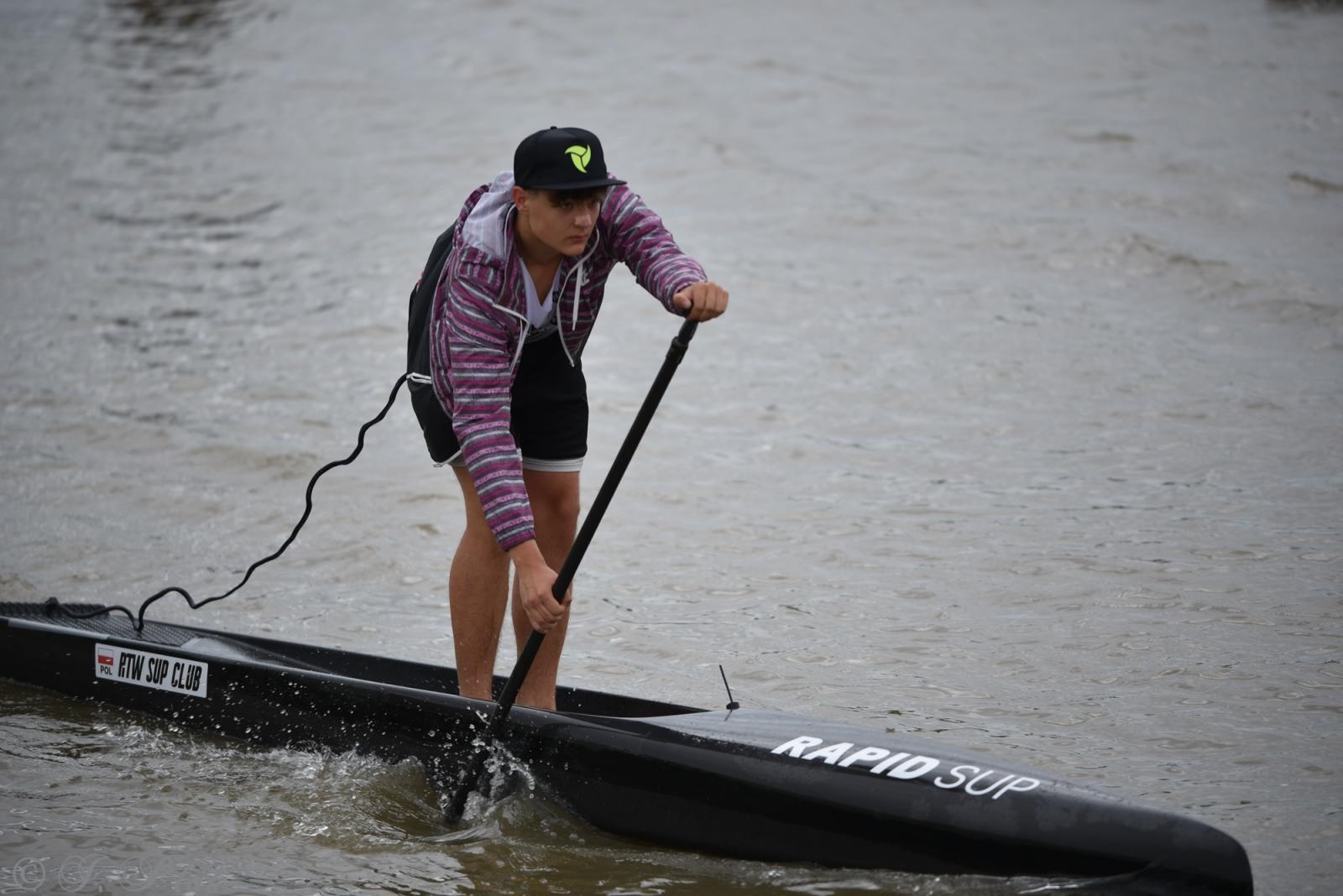 Zdjęcie w galerii na portalu naszraciborz.pl: Odra SUP Cup. Wyścig na najdłuższym dystansie wystartował spod zapory wiadomości z regionu