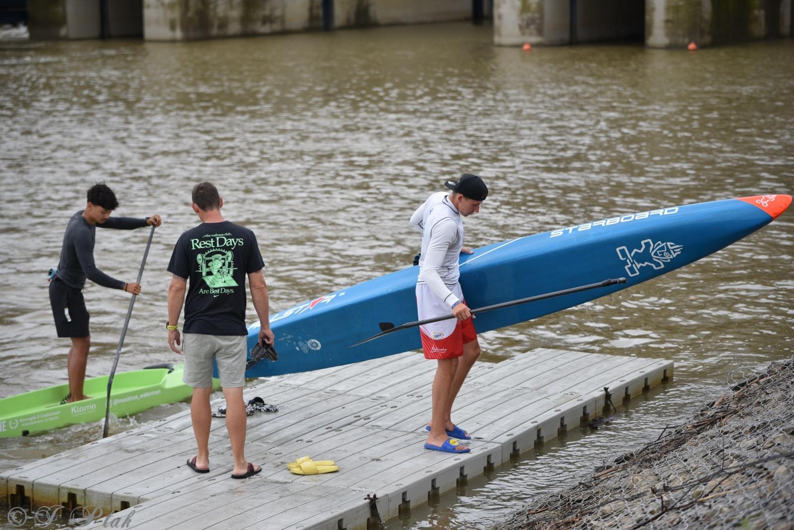 Zdjęcie w galerii na portalu naszraciborz.pl: Odra SUP Cup. Wyścig na najdłuższym dystansie wystartował spod zapory wiadomości z regionu