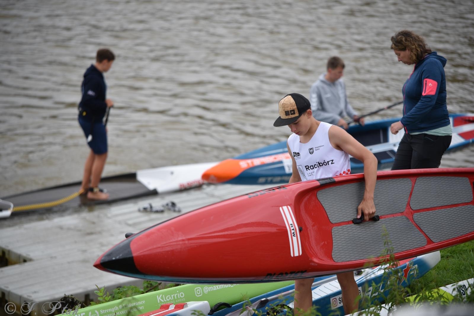 Zdjęcie w galerii na portalu naszraciborz.pl: Odra SUP Cup. Wyścig na najdłuższym dystansie wystartował spod zapory wiadomości z regionu