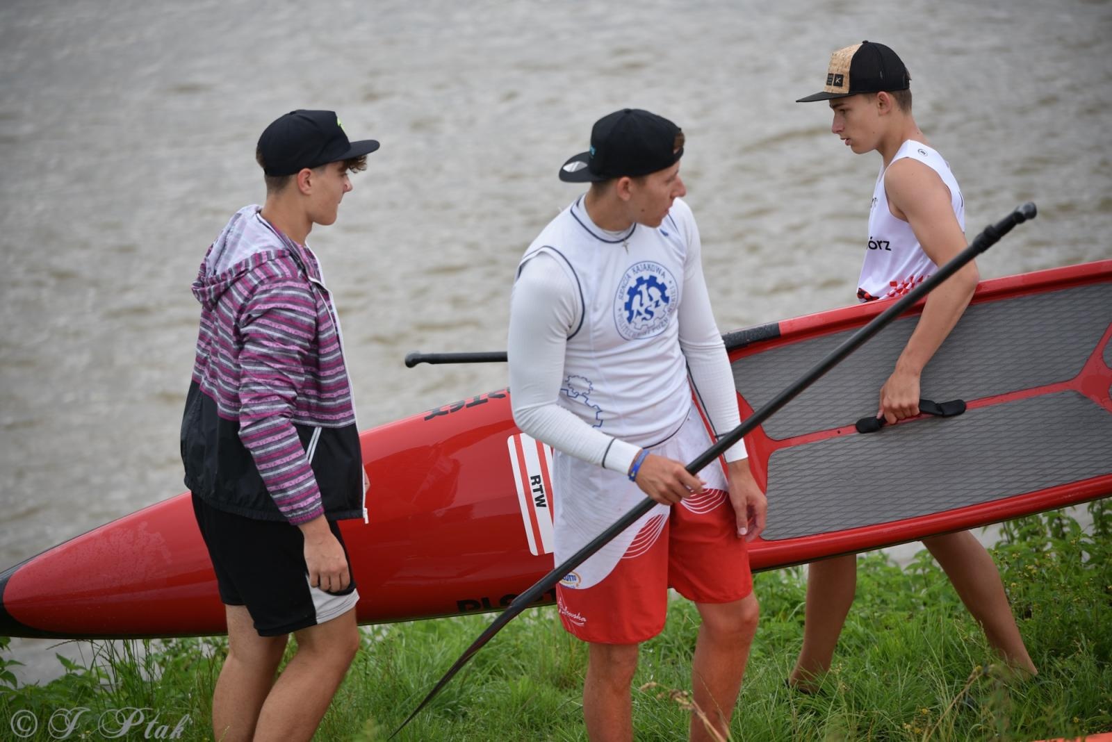 Zdjęcie w galerii na portalu naszraciborz.pl: Odra SUP Cup. Wyścig na najdłuższym dystansie wystartował spod zapory wiadomości z regionu