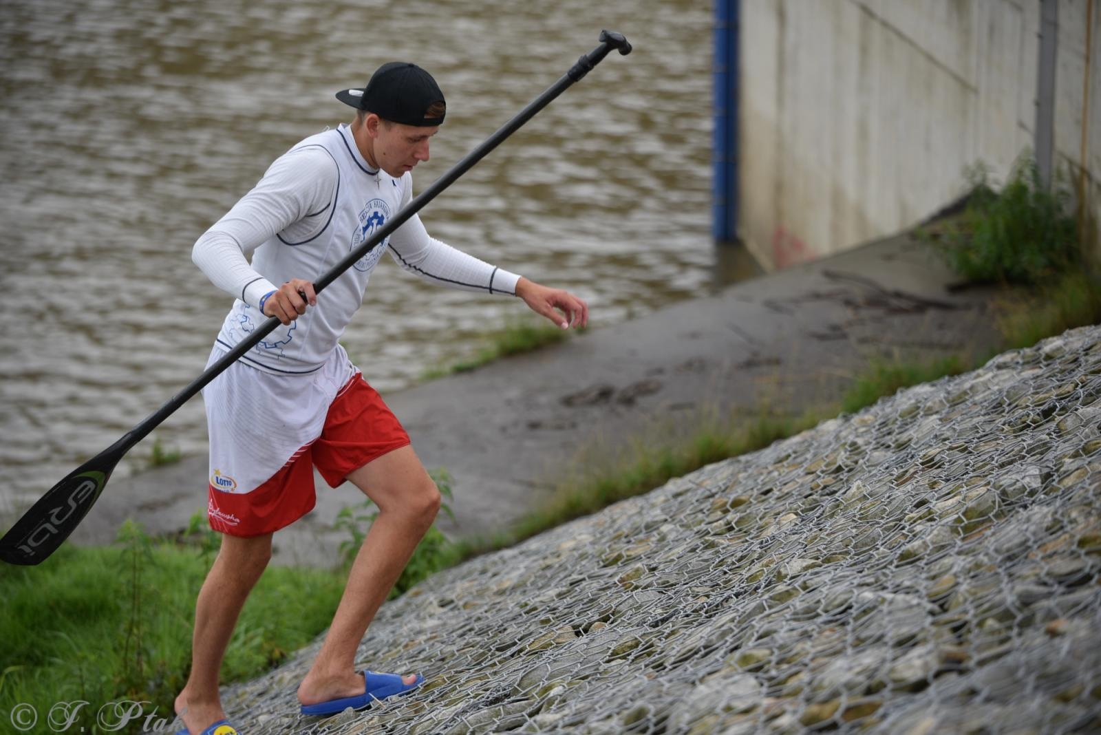 Zdjęcie w galerii na portalu naszraciborz.pl: Odra SUP Cup. Wyścig na najdłuższym dystansie wystartował spod zapory wiadomości z regionu