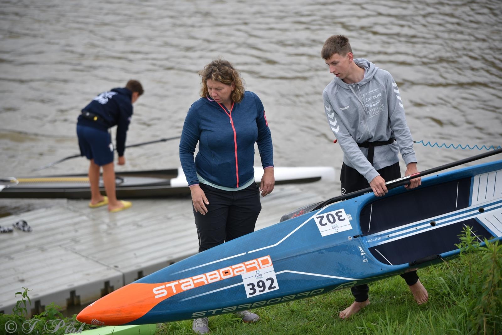 Zdjęcie w galerii na portalu naszraciborz.pl: Odra SUP Cup. Wyścig na najdłuższym dystansie wystartował spod zapory wiadomości z regionu