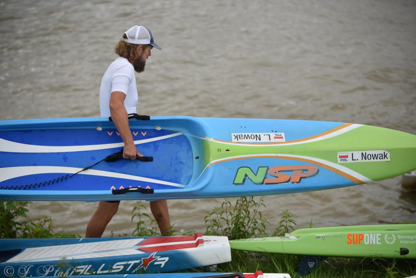 Zdjęcie w galerii na portalu naszraciborz.pl: Odra SUP Cup. Wyścig na najdłuższym dystansie wystartował spod zapory wiadomości z regionu