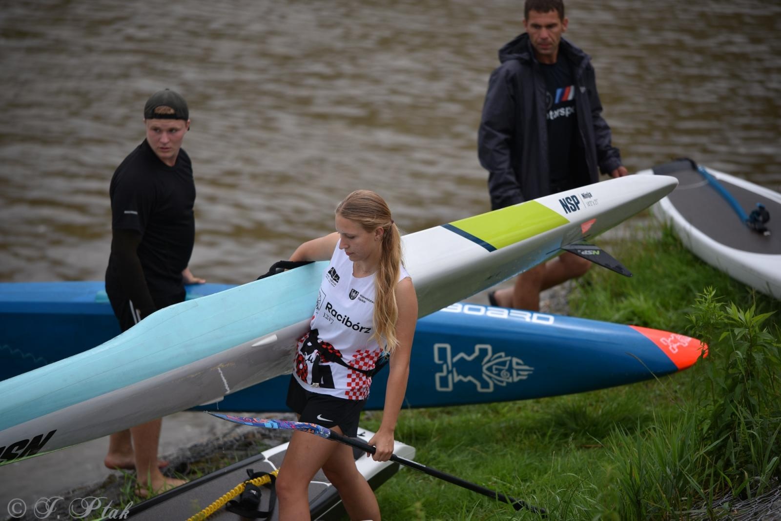 Zdjęcie w galerii na portalu naszraciborz.pl: Odra SUP Cup. Wyścig na najdłuższym dystansie wystartował spod zapory wiadomości z regionu