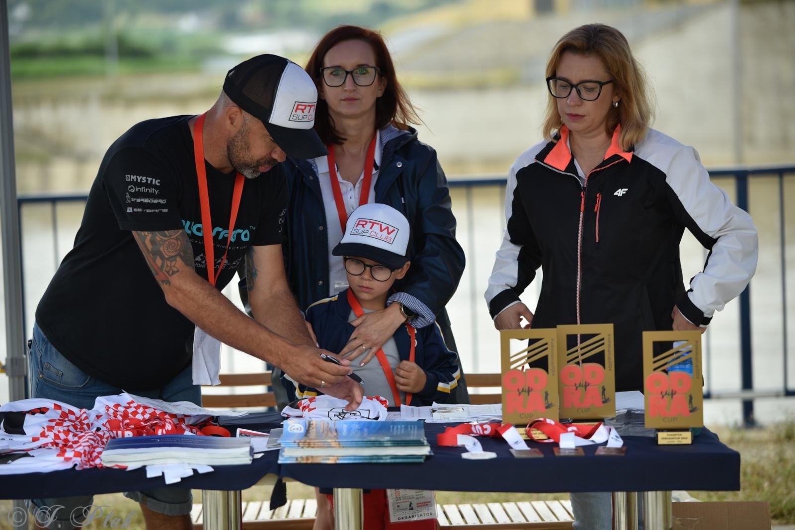 Zdjęcie w galerii na portalu naszraciborz.pl: Odra SUP Cup. Wyścig na najdłuższym dystansie wystartował spod zapory wiadomości z regionu