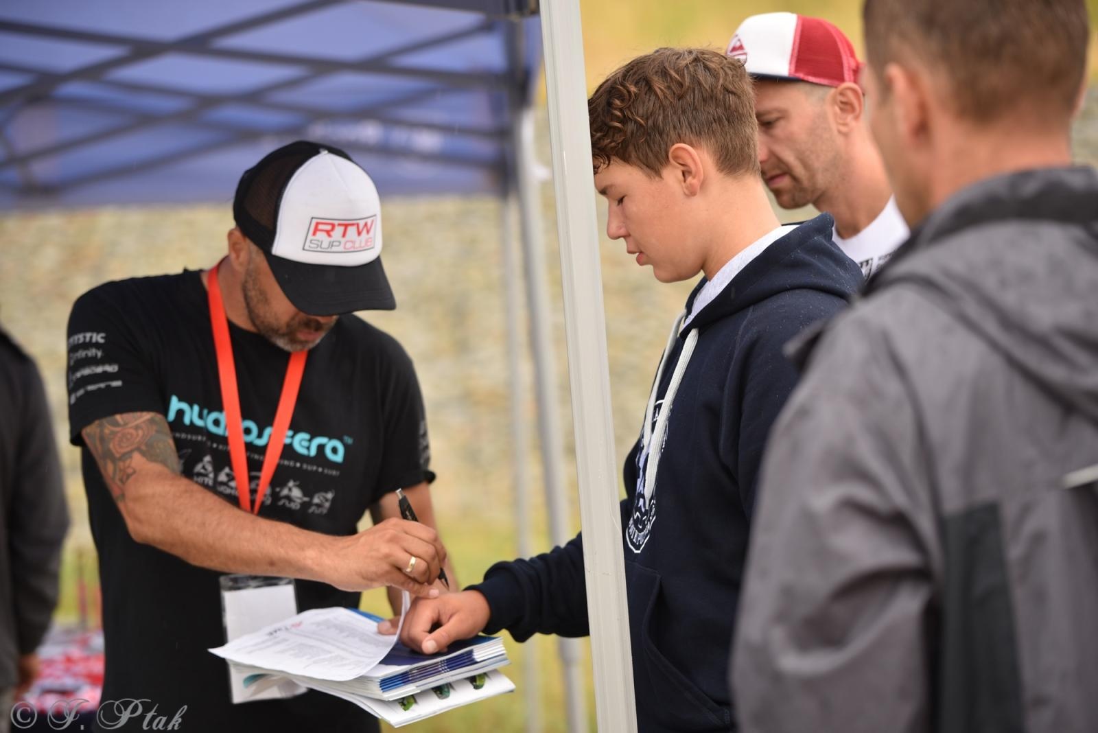 Zdjęcie w galerii na portalu naszraciborz.pl: Odra SUP Cup. Wyścig na najdłuższym dystansie wystartował spod zapory wiadomości z regionu