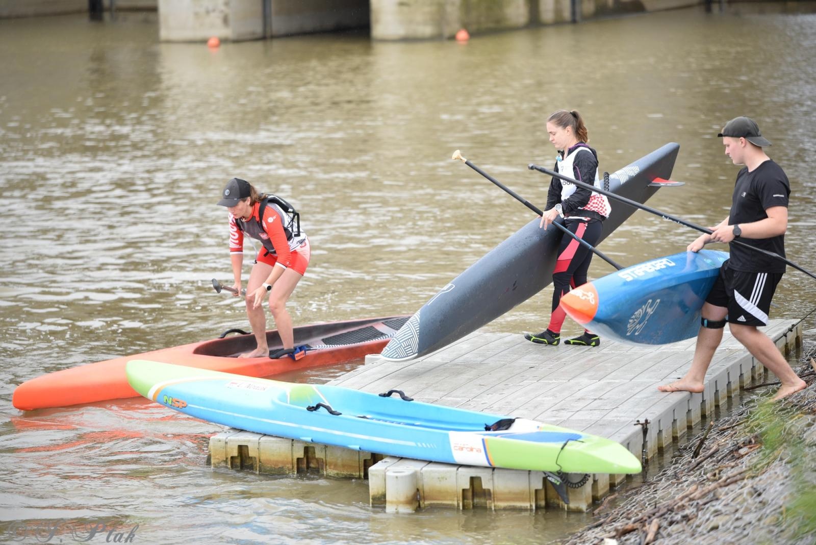 Zdjęcie w galerii na portalu naszraciborz.pl: Odra SUP Cup. Wyścig na najdłuższym dystansie wystartował spod zapory wiadomości z regionu