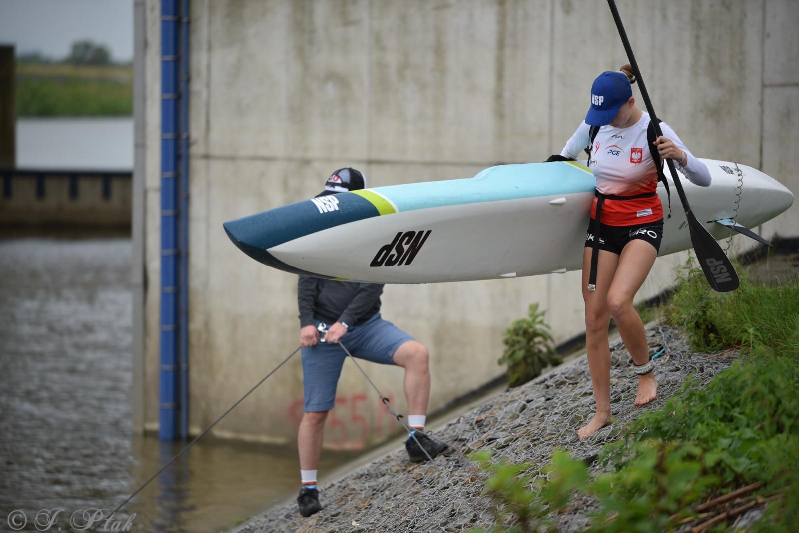 Zdjęcie w galerii na portalu naszraciborz.pl: Odra SUP Cup. Wyścig na najdłuższym dystansie wystartował spod zapory wiadomości z regionu