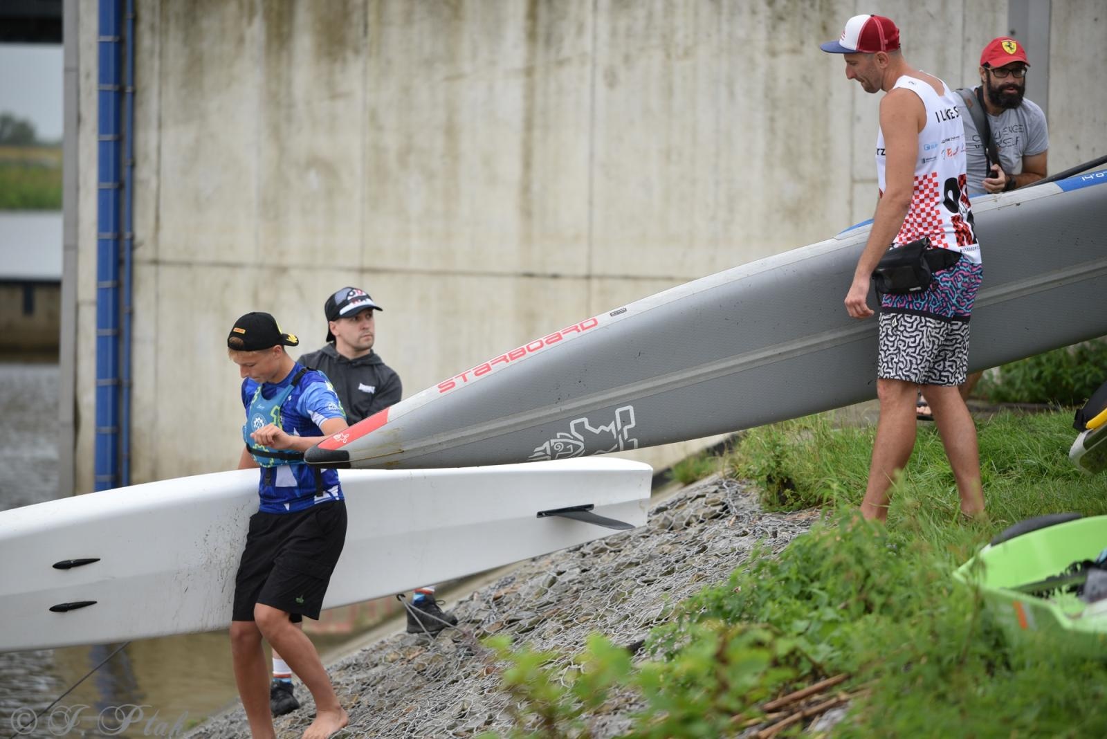 Zdjęcie w galerii na portalu naszraciborz.pl: Odra SUP Cup. Wyścig na najdłuższym dystansie wystartował spod zapory wiadomości z regionu