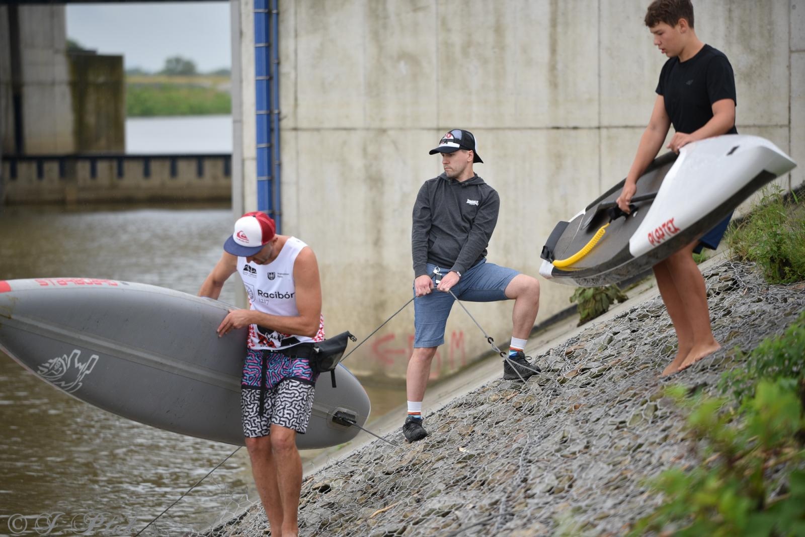 Zdjęcie w galerii na portalu naszraciborz.pl: Odra SUP Cup. Wyścig na najdłuższym dystansie wystartował spod zapory wiadomości z regionu