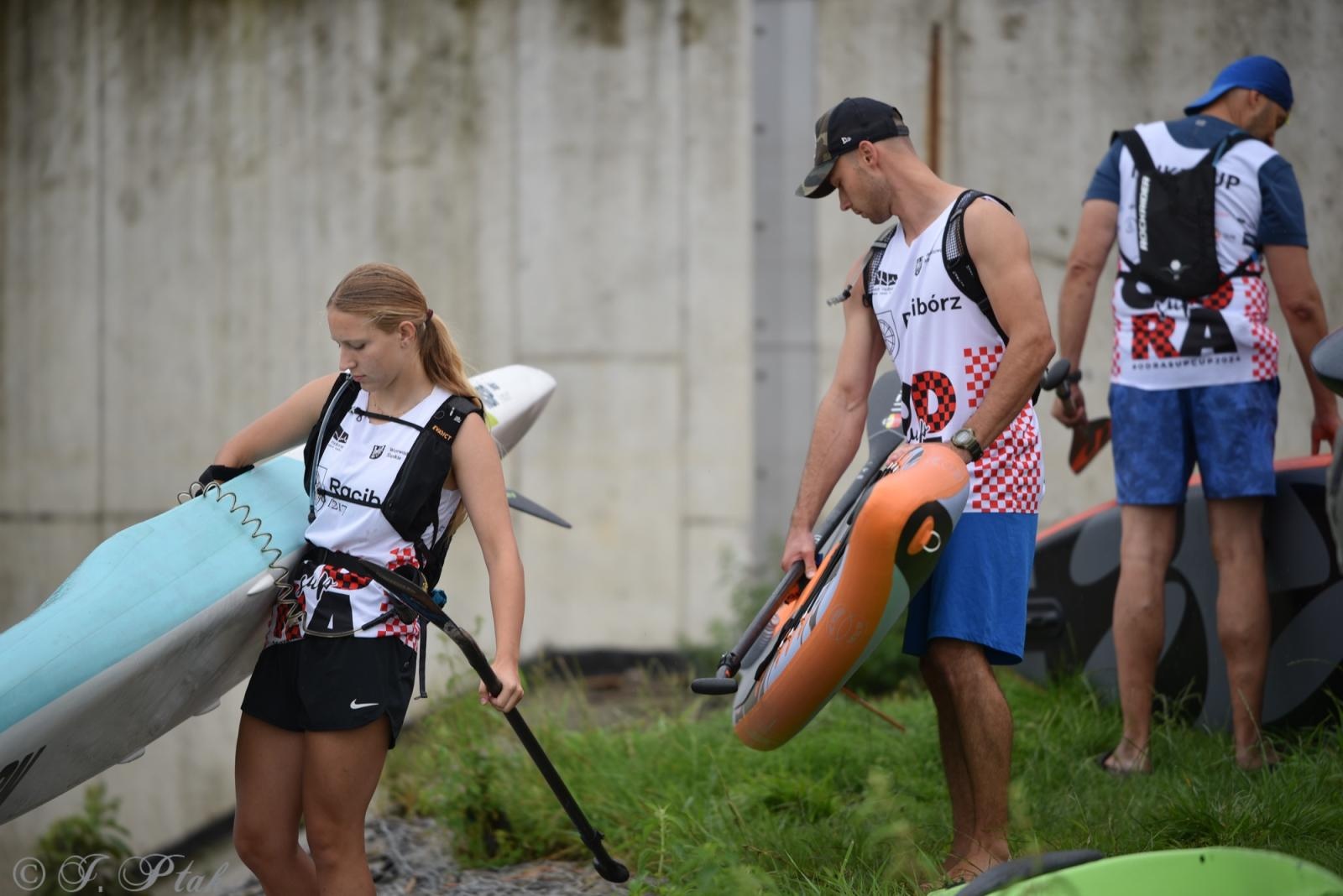 Zdjęcie w galerii na portalu naszraciborz.pl: Odra SUP Cup. Wyścig na najdłuższym dystansie wystartował spod zapory wiadomości z regionu
