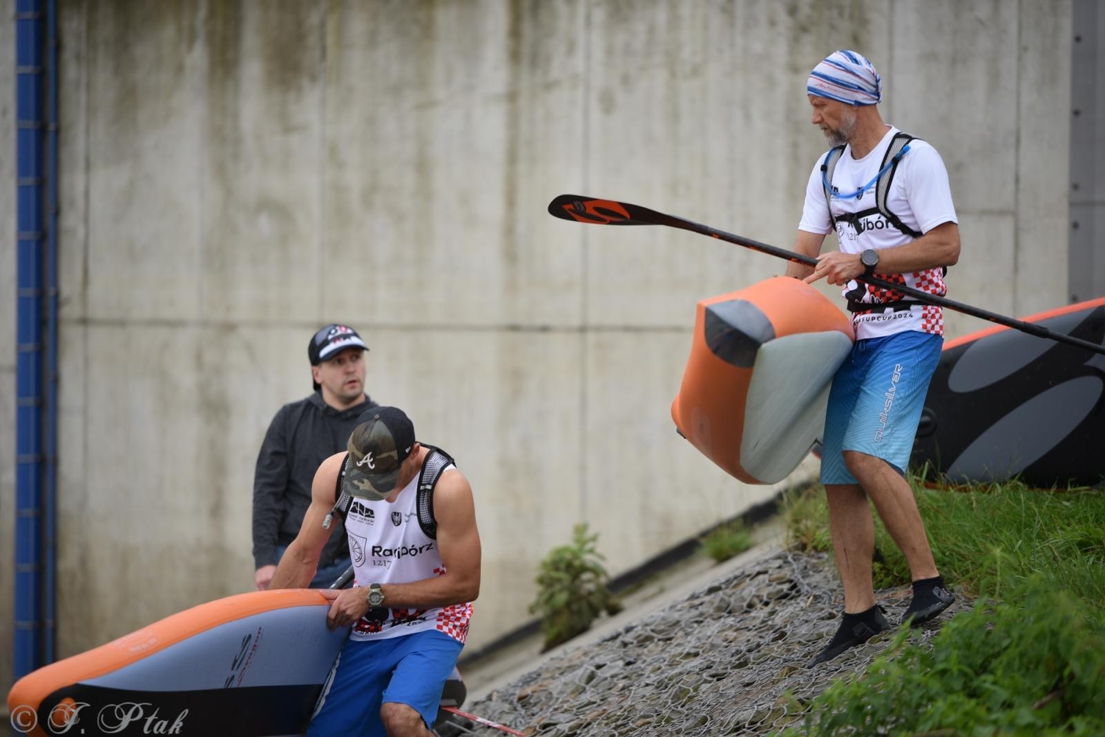 Zdjęcie w galerii na portalu naszraciborz.pl: Odra SUP Cup. Wyścig na najdłuższym dystansie wystartował spod zapory wiadomości z regionu