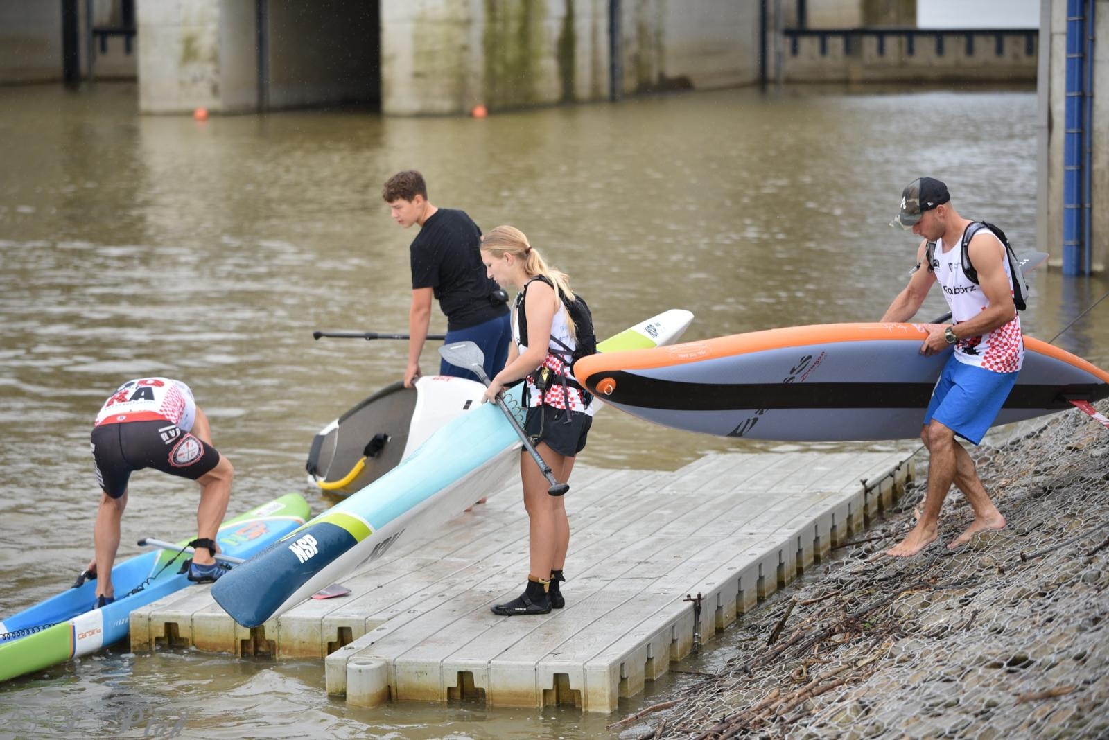 Zdjęcie w galerii na portalu naszraciborz.pl: Odra SUP Cup. Wyścig na najdłuższym dystansie wystartował spod zapory wiadomości z regionu