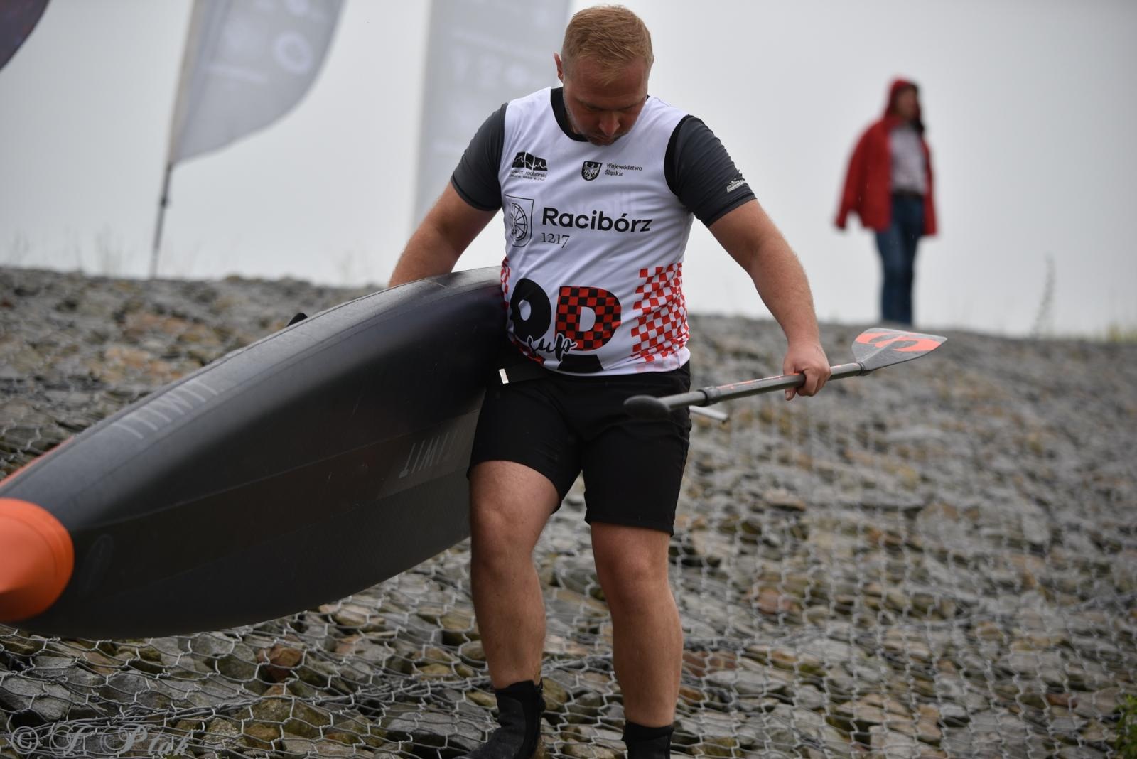 Zdjęcie w galerii na portalu naszraciborz.pl: Odra SUP Cup. Wyścig na najdłuższym dystansie wystartował spod zapory wiadomości z regionu