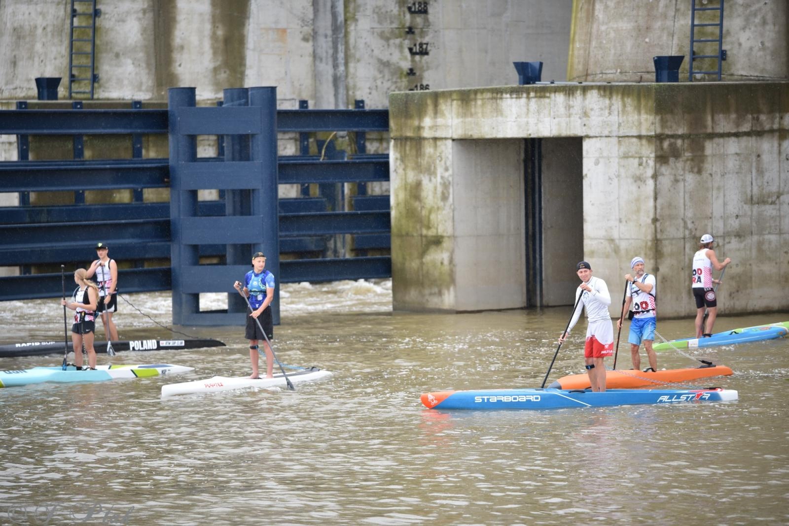 Zdjęcie w galerii na portalu naszraciborz.pl: Odra SUP Cup. Wyścig na najdłuższym dystansie wystartował spod zapory wiadomości z regionu