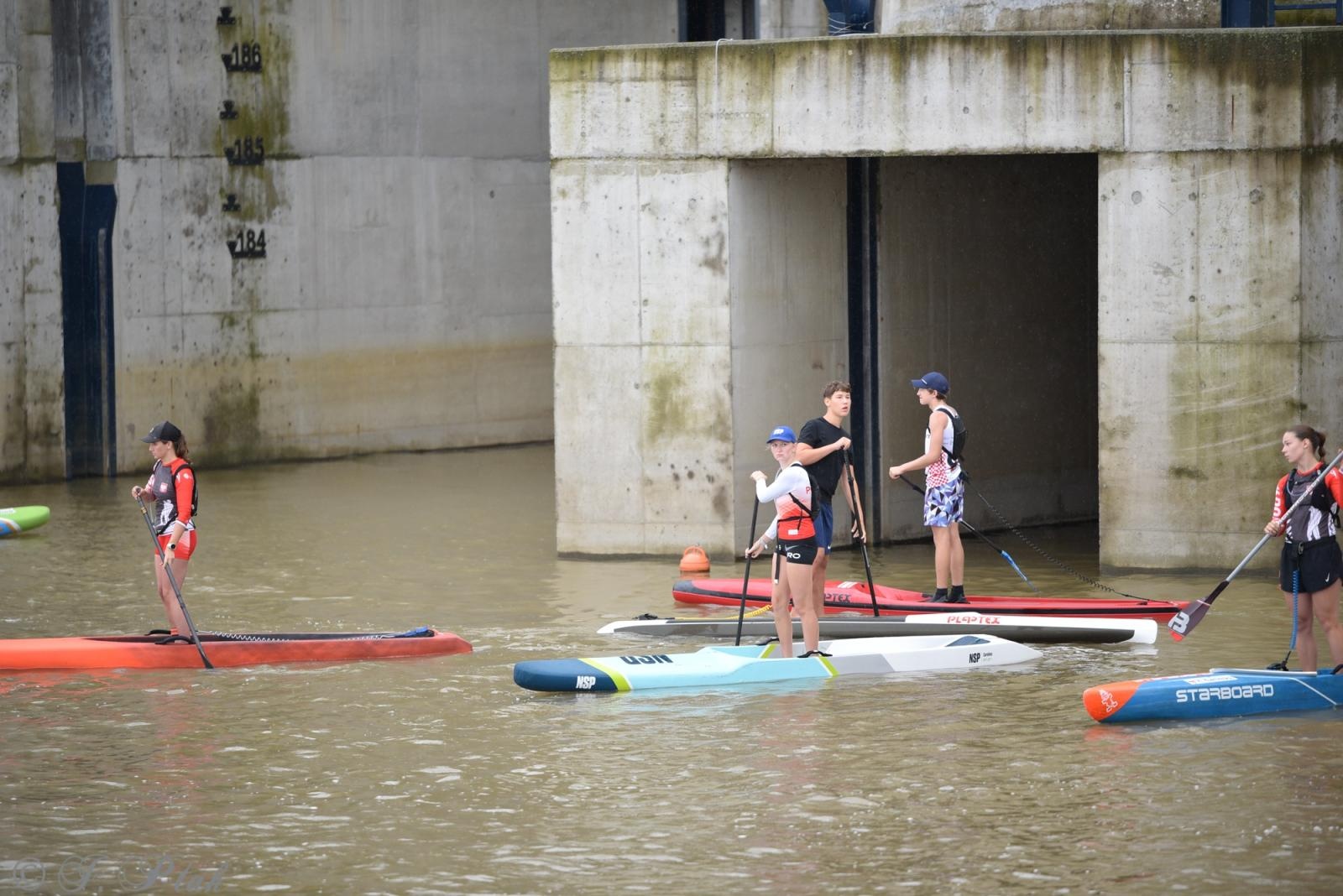 Zdjęcie w galerii na portalu naszraciborz.pl: Odra SUP Cup. Wyścig na najdłuższym dystansie wystartował spod zapory wiadomości z regionu