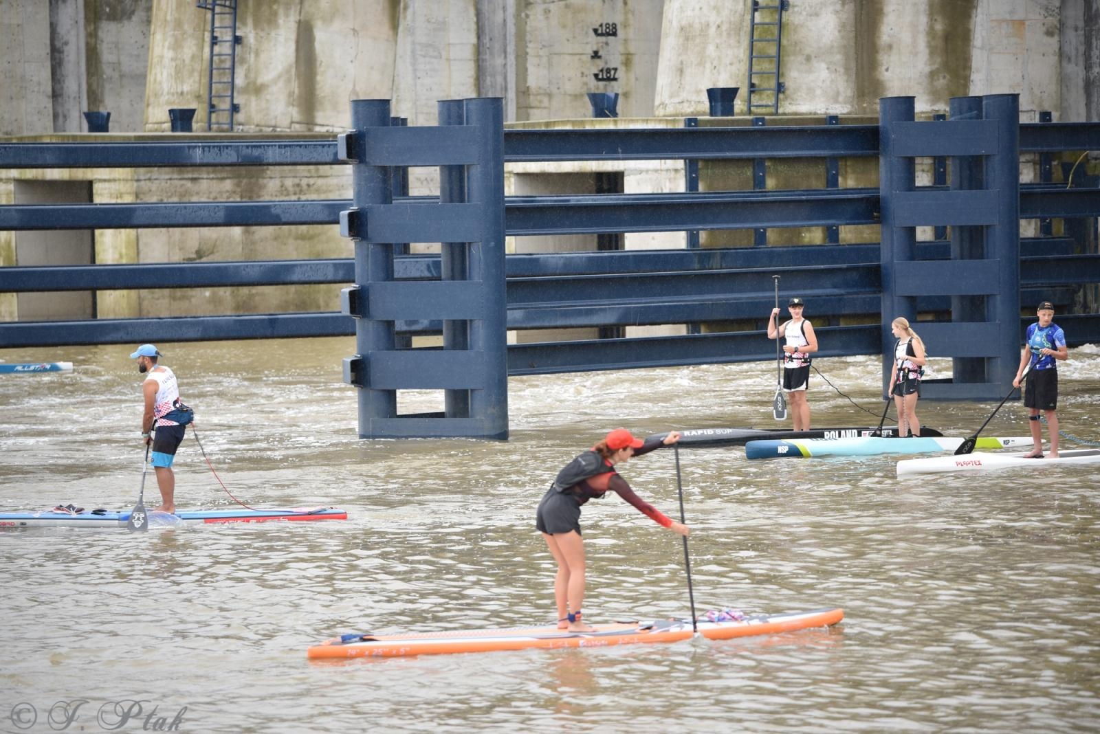 Zdjęcie w galerii na portalu naszraciborz.pl: Odra SUP Cup. Wyścig na najdłuższym dystansie wystartował spod zapory wiadomości z regionu