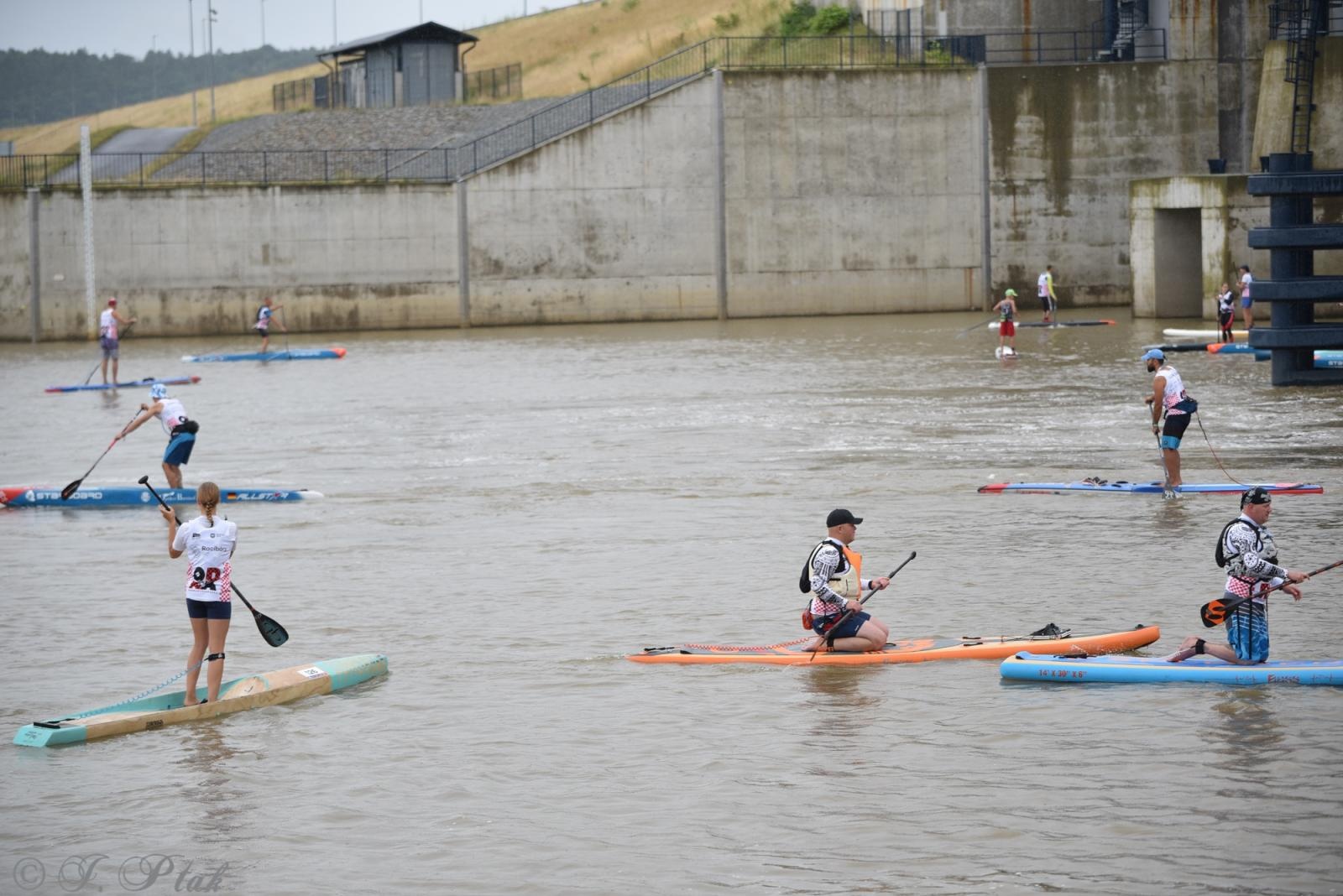 Zdjęcie w galerii na portalu naszraciborz.pl: Odra SUP Cup. Wyścig na najdłuższym dystansie wystartował spod zapory wiadomości z regionu