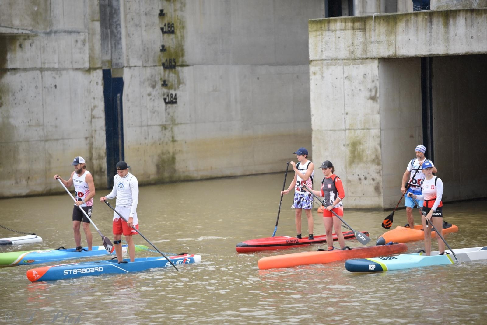 Zdjęcie w galerii na portalu naszraciborz.pl: Odra SUP Cup. Wyścig na najdłuższym dystansie wystartował spod zapory wiadomości z regionu
